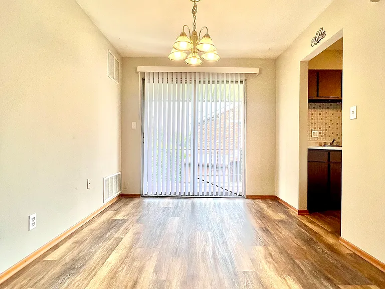 1111 Express Dr #4 — Photo 4