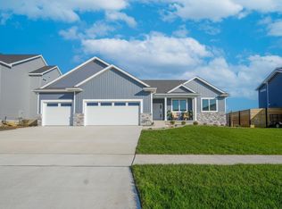 2709 Arbor Ridge Rd, Cedar Falls, IA 50613