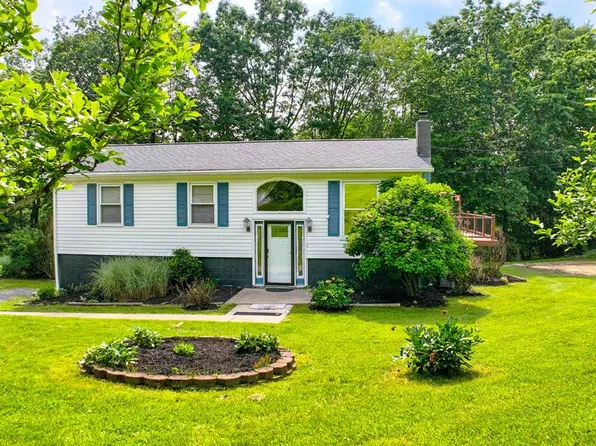 221 Mountain Edge Dr, Beaver, WV 25813