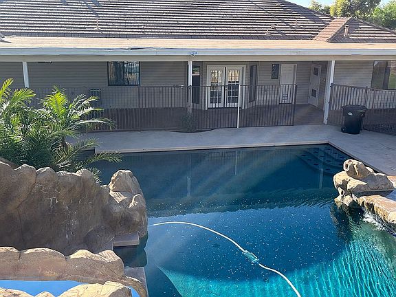 5th image of 815 S Maple