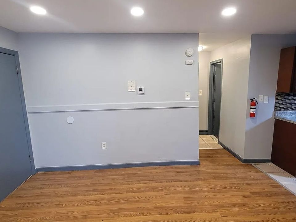 1st image of 44 4th St APT 1