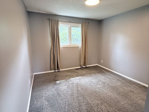 5th image of 242 Carleton Dr