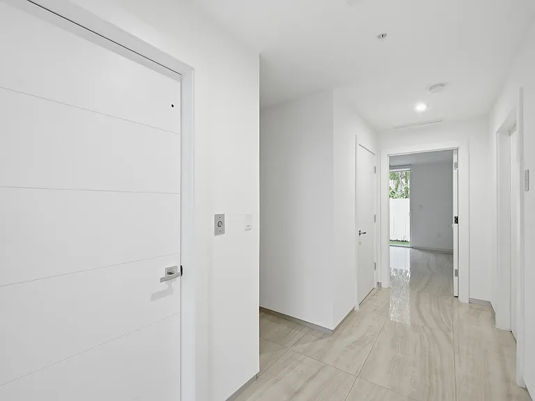 714 NE 14th Ave #102 — Photo 9