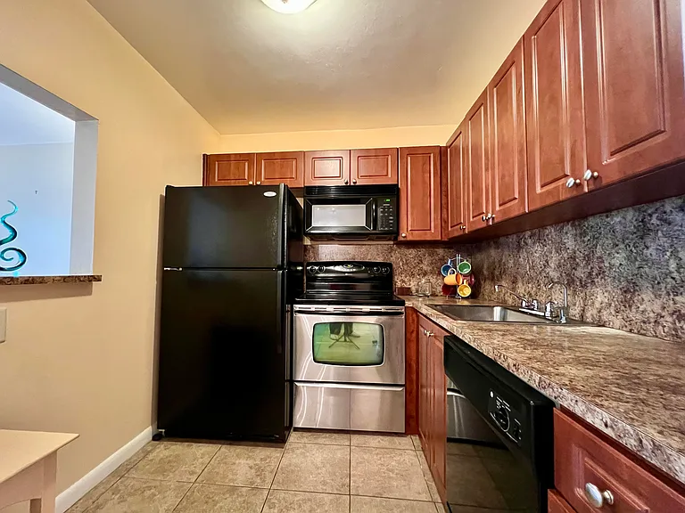 142 Cambridge Ln #F — Photo 2