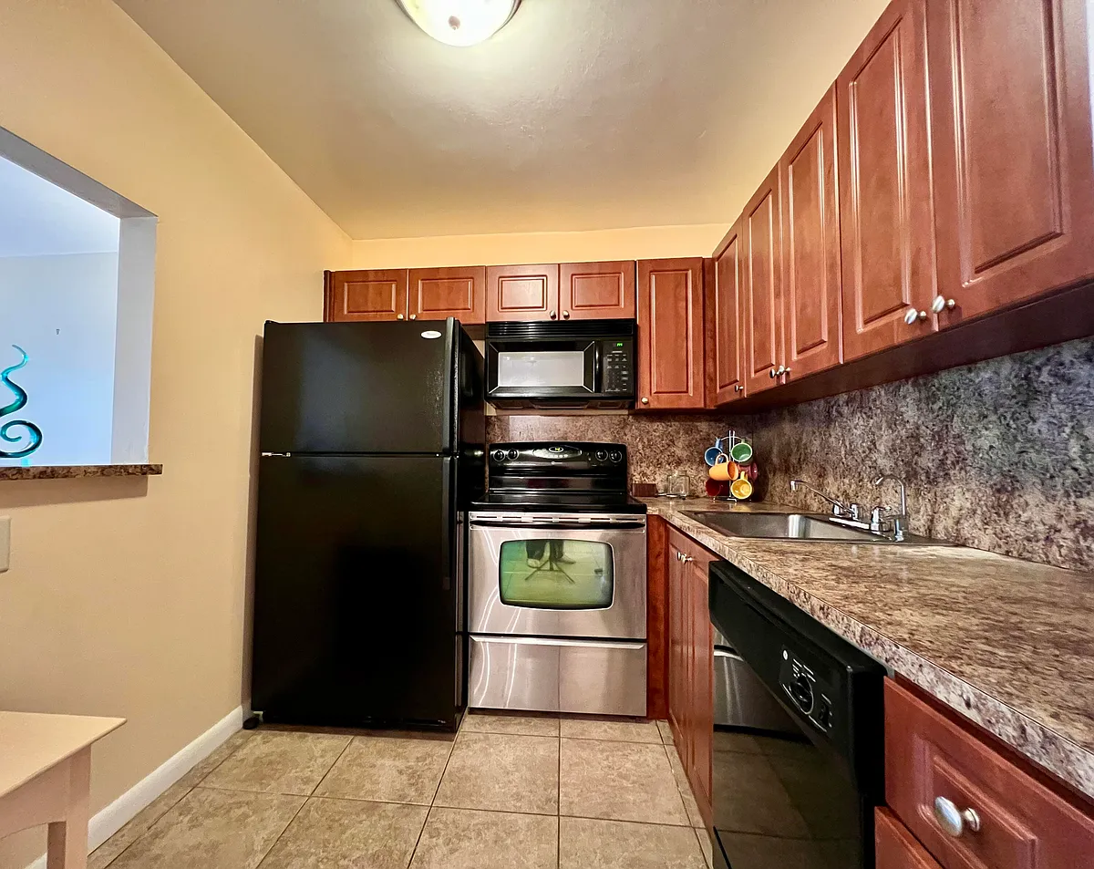 Building Photo - 142 Cambridge Ln #F