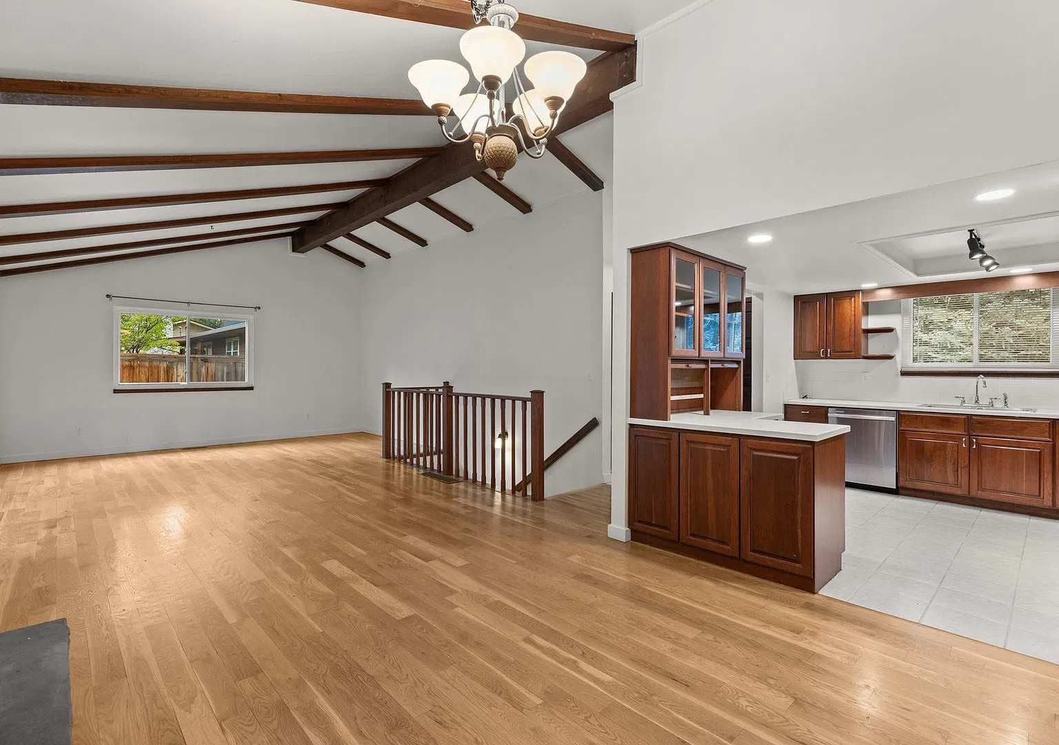 Lovely 4 bed, 3 bath home in Boulder! Available NOW! — Photo 3