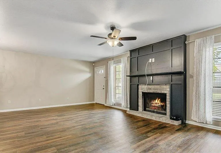 951 Sunmeadow Dr — Photo 1