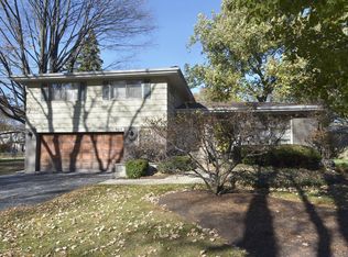 908 S Emerson Ct, Mount Prospect, IL 60056