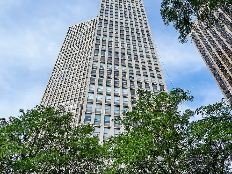 2626 N Lakeview Ave #604