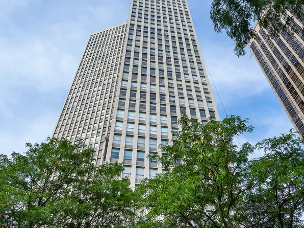 2626 N Lakeview Ave, Chicago, IL