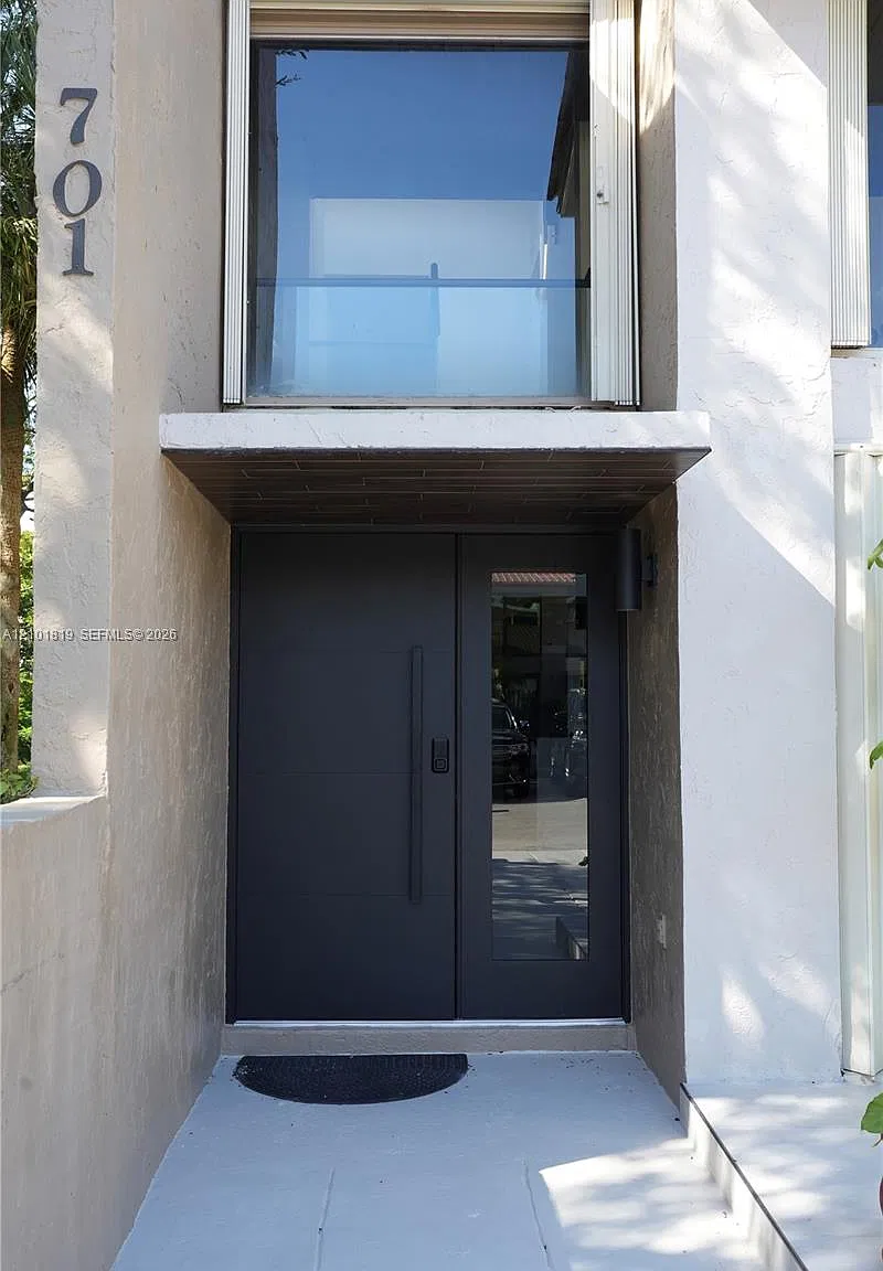 701 E Coco Plum Cir — Photo 2