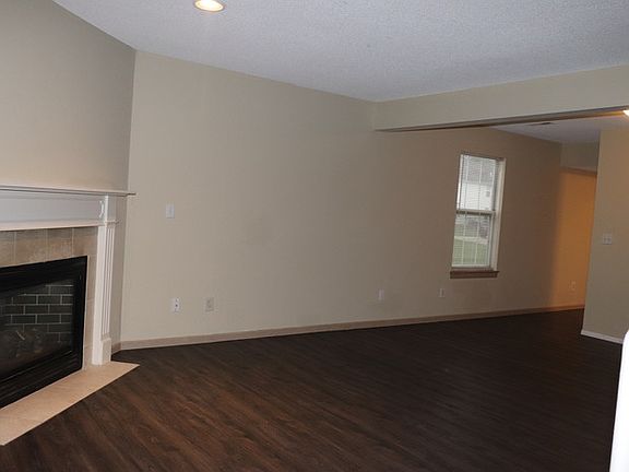 4th image of 105 NE Dogwood St