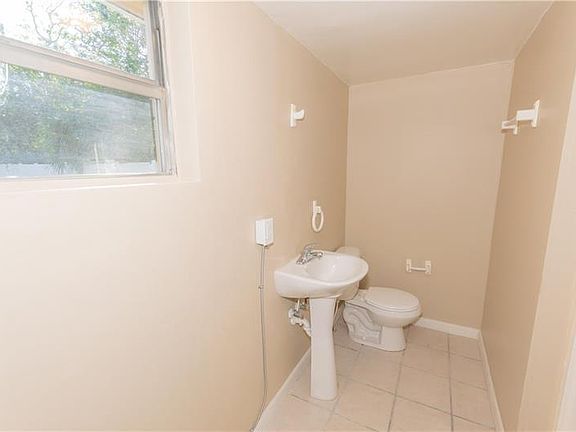5th image of 133 Country Club Cir