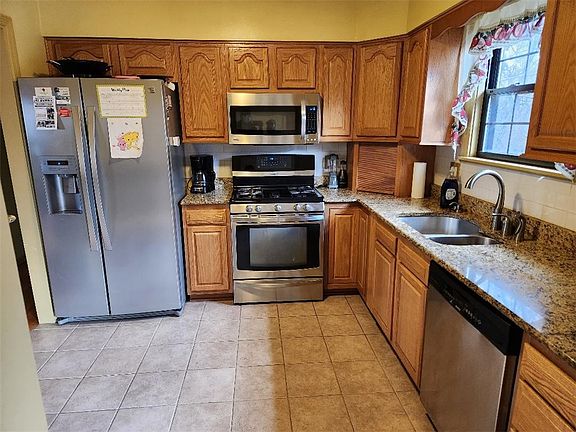 2nd image of 122 Pennoak Dr