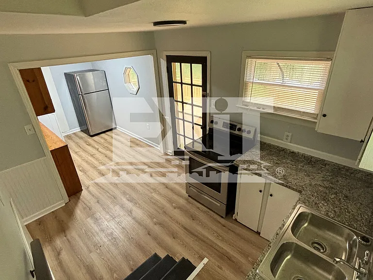 406 Hawthorne Dr — Photo 11