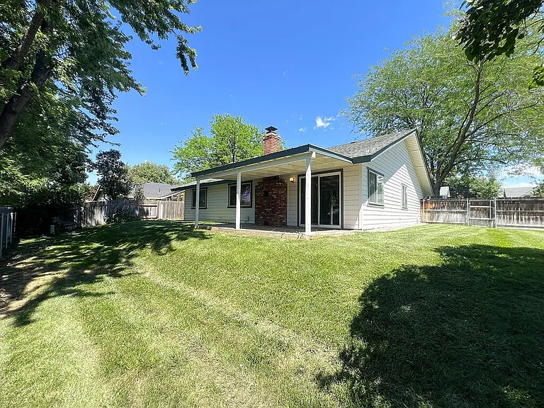 737 N Beachwood St — Photo 34