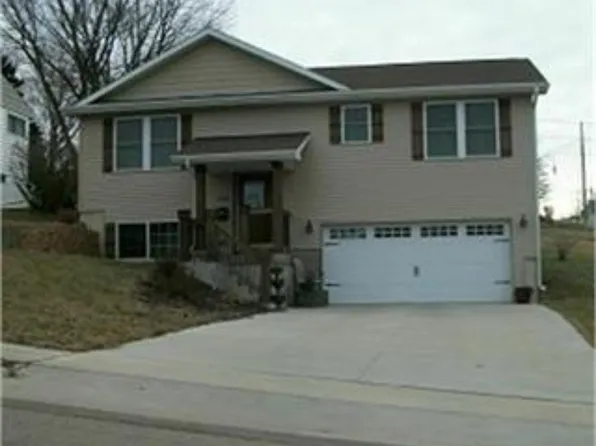 2098 Sunnyview Dr, Dubuque, IA 52001