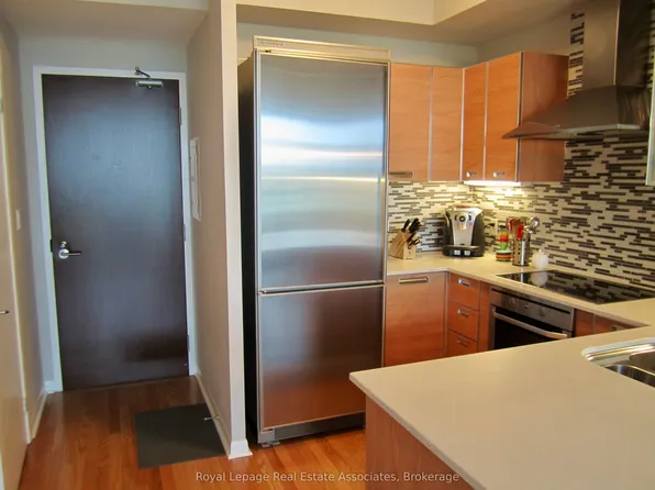 3391 Bloor St W #422, Toronto, ON M8X 1G3