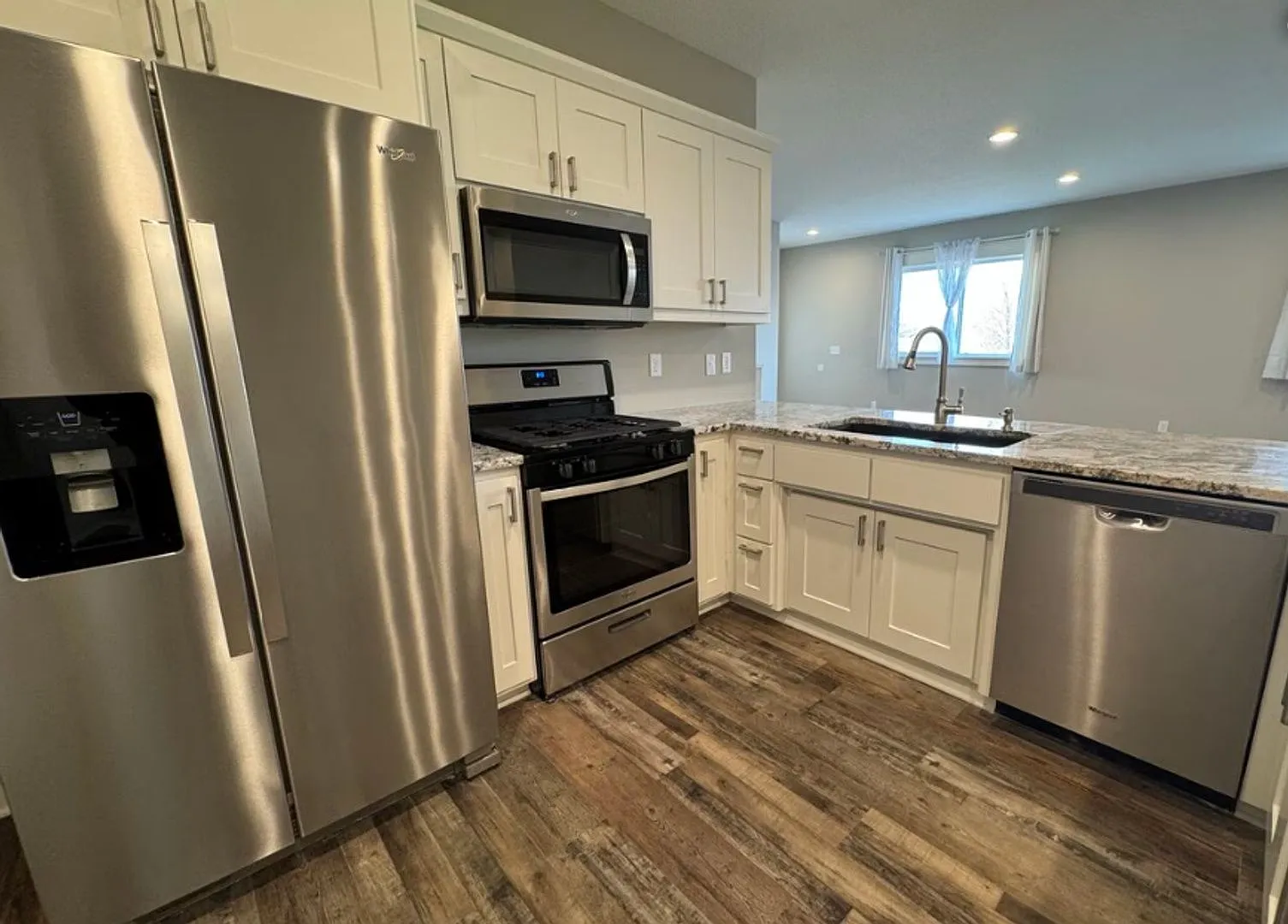 3 bed, 1.0 bath, 2019 sqft, $2,095 — Photo 4