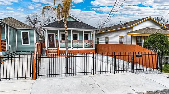 3 bed, 2.0 bath, 1251 sqft, $2,400 — Photo 3