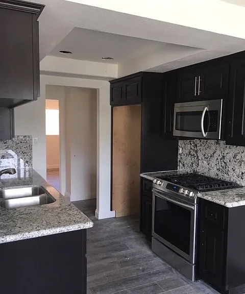 970 W 19th St — Photo 2