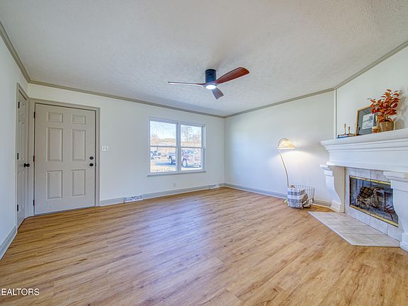 5th image of 313 Barbara Ln