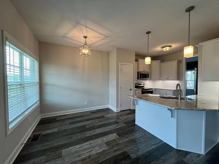 557 Dexter Dr — Photo 7