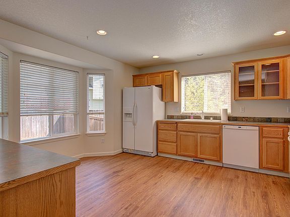 Kitchen with refrigerator, dishwasher