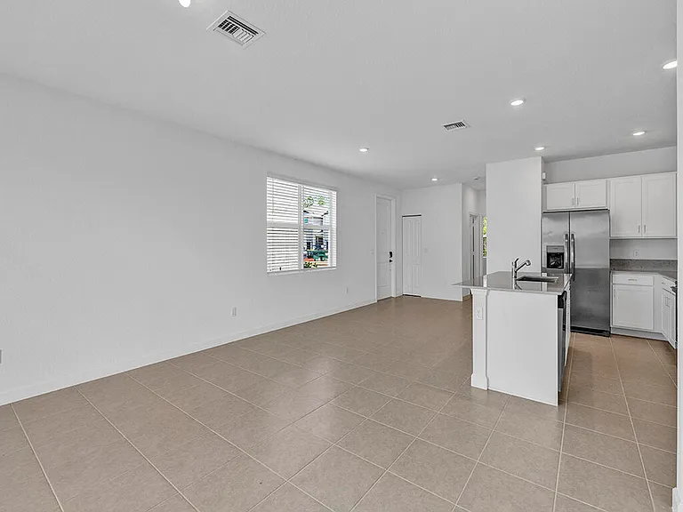 380 SE Crossoak Ln — Photo 4