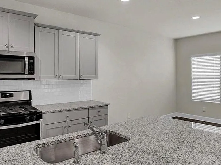 133 Netherland St — Photo 5