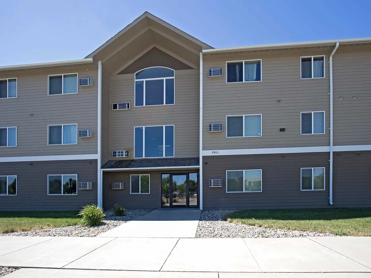 Auburn Manor Apartments — Photo 3