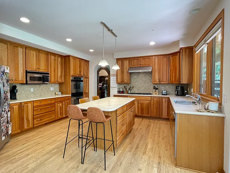 560 University Ave — Photo 22