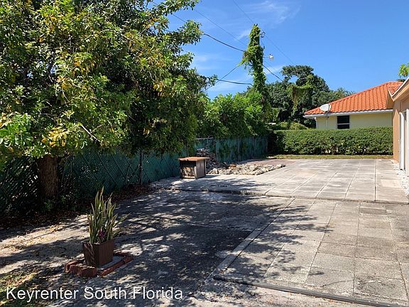 4th image of 3815 N Shore Dr