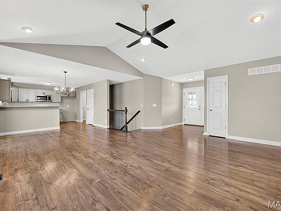 5th image of 13 Berkshire Ct