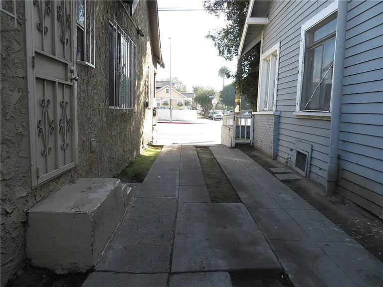 3923 1/4 S Normandie Ave — Photo 15