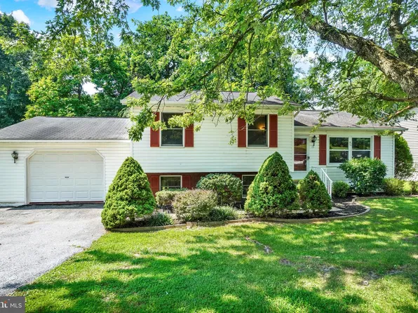 15 Loop Dr, Hanover, PA 17331