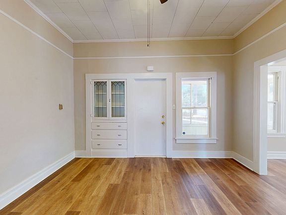 4th image of 209 W 2nd St #209