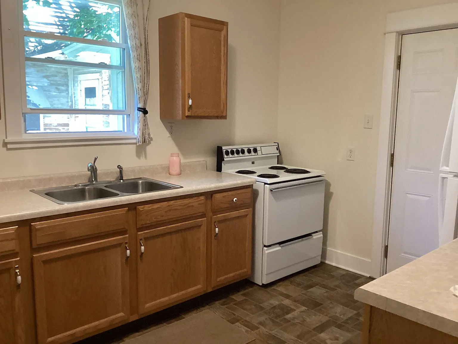 2 bed, 800 sqft, $1,300 — Photo 2