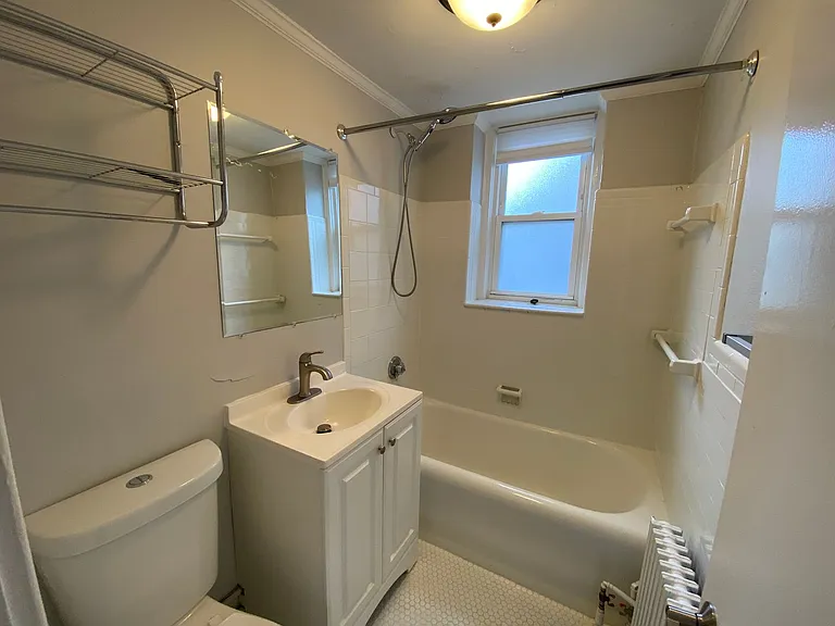 100 Howe Street — Photo 59
