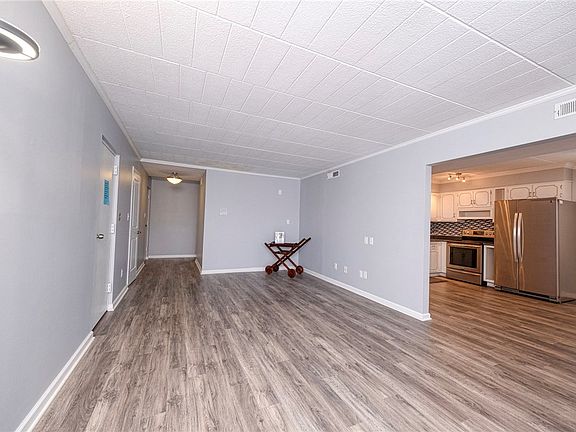 5th image of 501 Camelot Dr #501