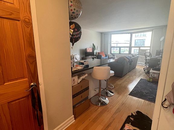 4th image of 433 W Wellington Ave #10B
