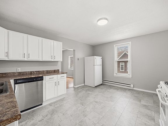 3rd image of 1826 Jackson St NE