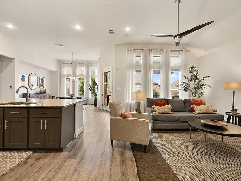 725 Millcreek Ln — Photo 6