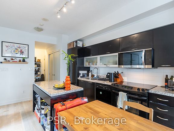 5th image of 126 Simcoe St #1803