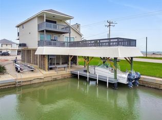301 Commander Dr, Tiki Island, TX 77554