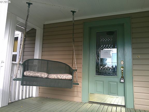 3rd image of 636 S Nehalem St