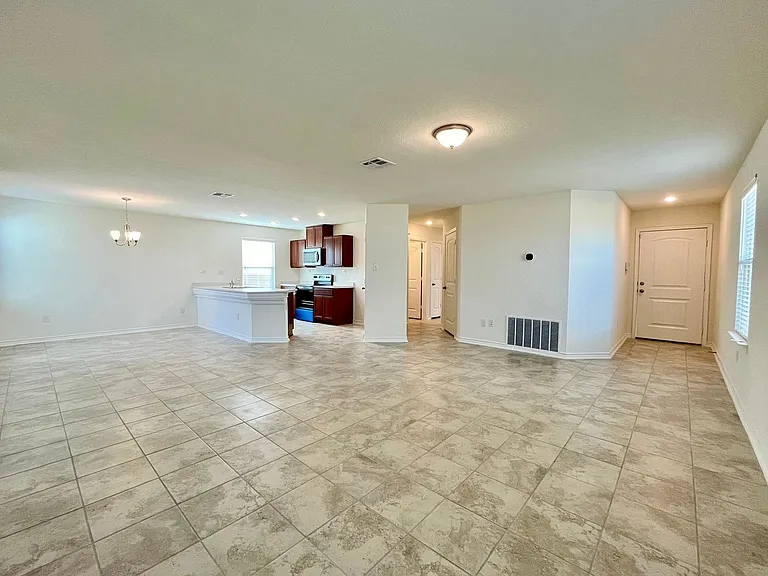 8405 Amistad Cv — Photo 5