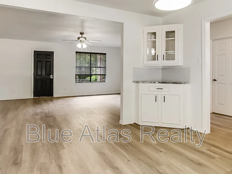 1329 E Windsor Dr — Photo 5