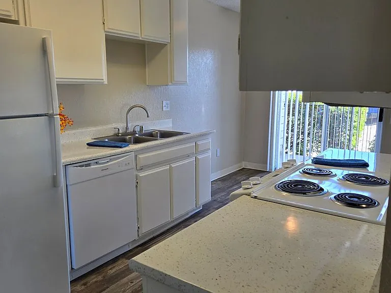 Heights Square Apartments! — Photo 12