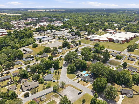 4th image of 810 W Country Club Drive
